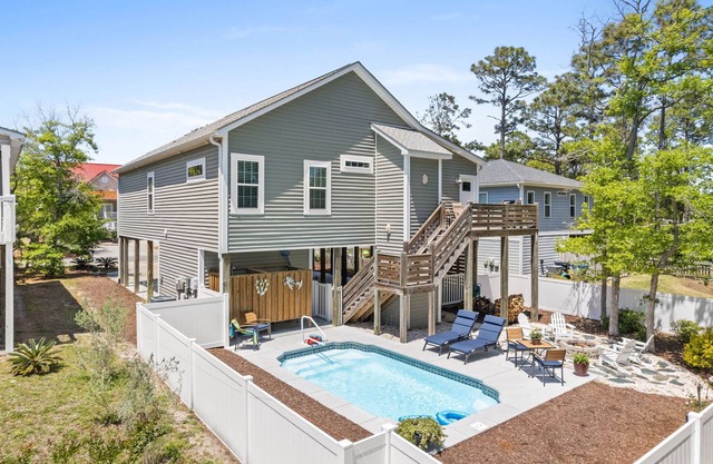 Swimming Pool, Elevator, Fire Pit, EV Charger, Pickleball, Walk to Beach!