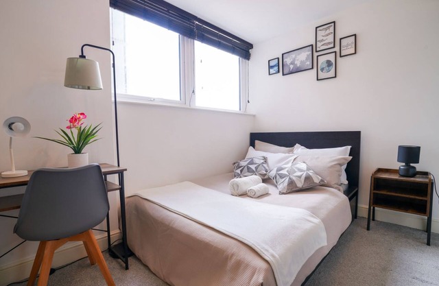 Swindon Centre Apartment 3 min walk to train and main bus station