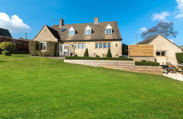SWINGLETREES, pet friendly, with open fire in Stow-On-The-Wold