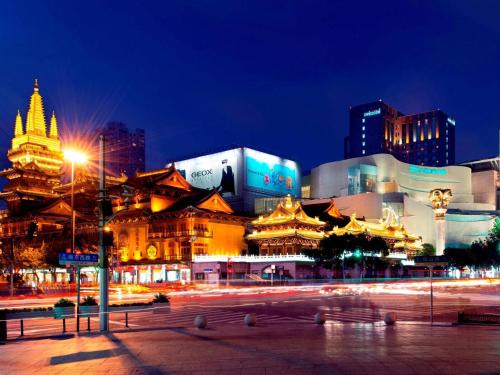 Swissôtel Grand Shanghai - Stroll down West Nanjing Road and soak in downtown Shanghai vibrancy