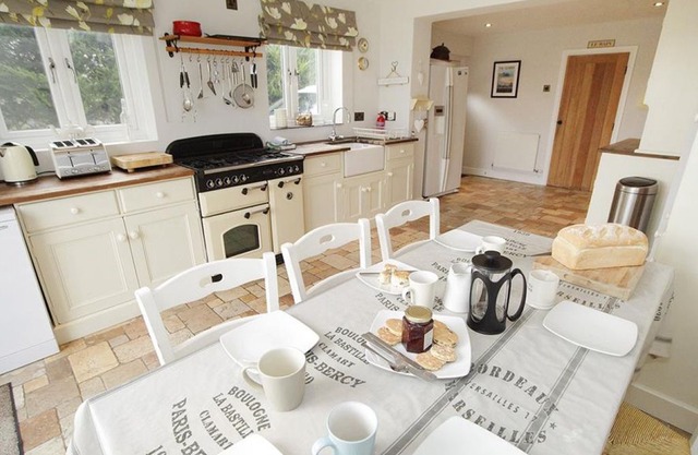 Swn Y Mor - Four Bedroom House, Sleeps 9