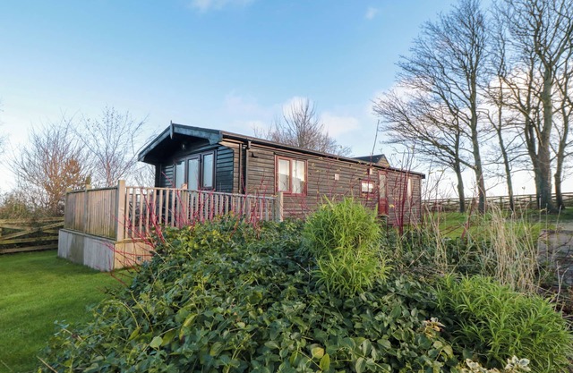 SYCAMORE LODGE, pet friendly, with a garden in Danby