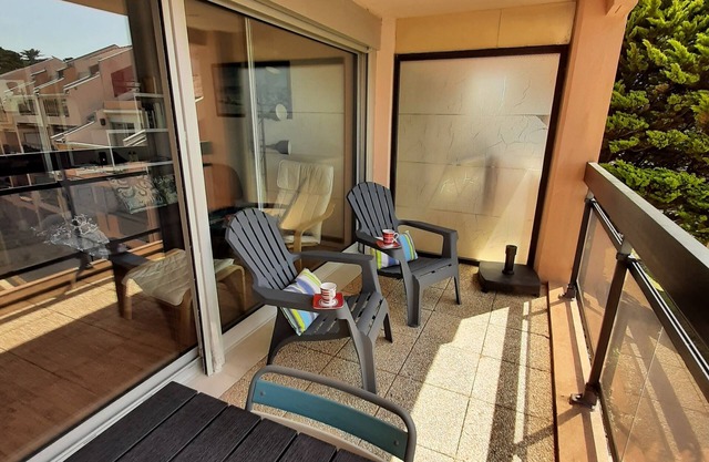 T2 apartment facing sea and beach