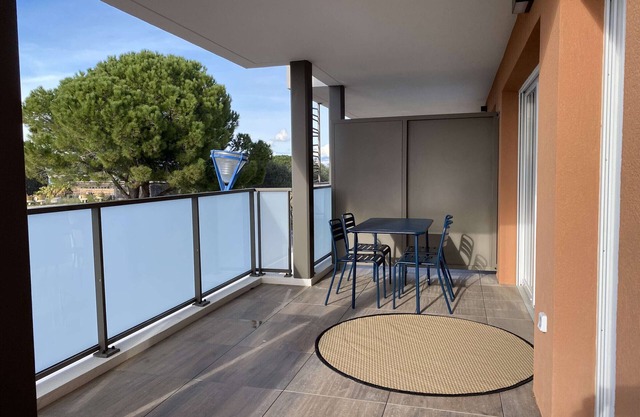 T2 Apartment with terrace and parking, view of Thau pond