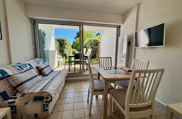 T2 Apartment in Quiberon with Pool, Garden, Pet-Friendly