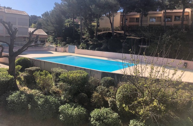 T2 Dans un Parc Avec Piscine