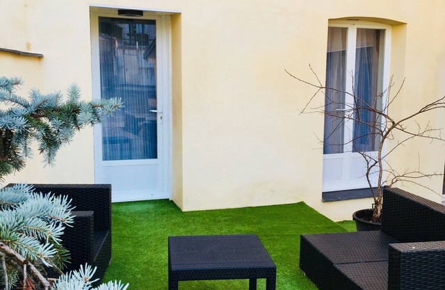 T2 LOURDES downtown, 6 beds, Sanctuary, parking lots ⭐