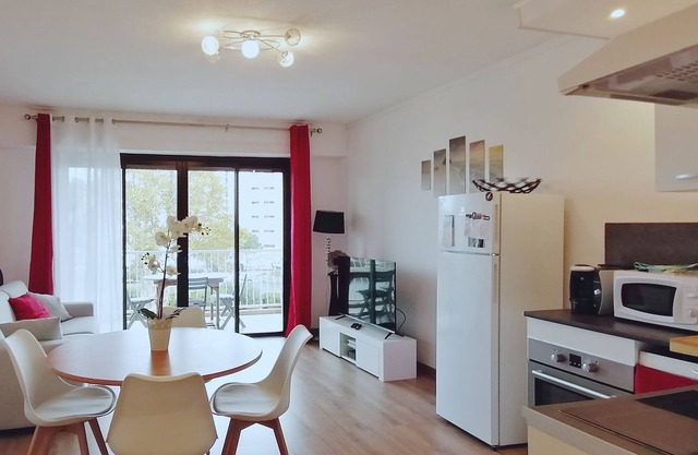 T2 sea view air-conditioned 8m2 terr. 2nd floor sea / city center at 200m WIFI