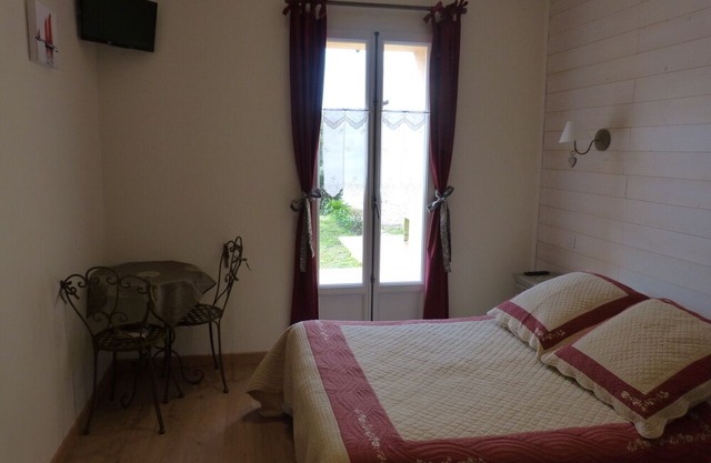 T3 - Ground floor of a charming house, quiet in the countryside, 3km from the beaches.