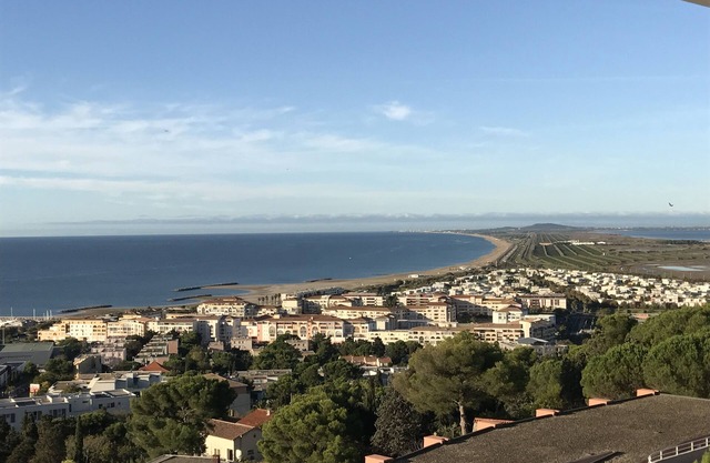 T3 located on Mont Saint Clair, with panoramic sea and pond view and swimming pool.