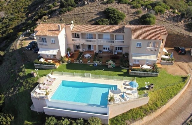 T3 N°2 GOLFE DE LAVA BORD DE MER AVEC PISCINE