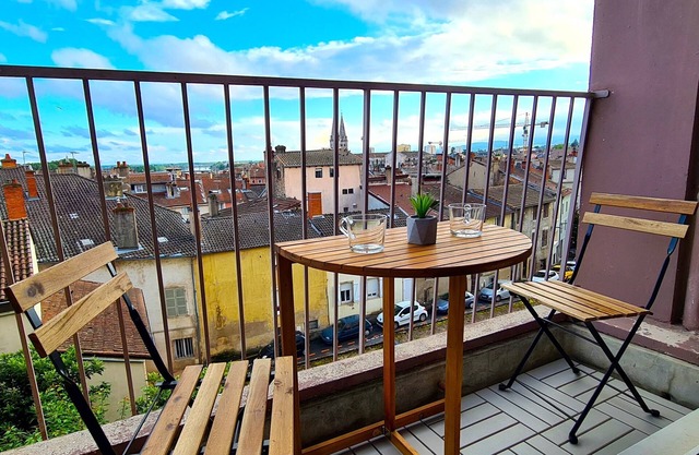 T4 - 100m2 Quiet city center - WIFI - balcony