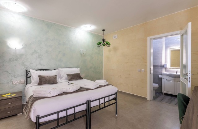 Ta'Battista Guesthouse with pool-room 2, IX-XEWKIJA, GĦAWDEX, Malta
