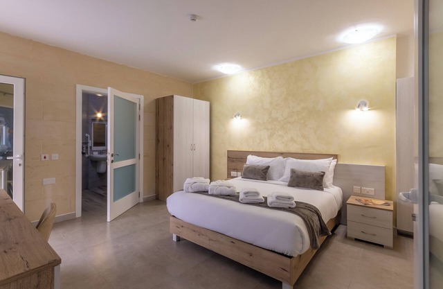 Ta'Battista Guesthouse with pool-room 1, IX-XEWKIJA, GĦAWDEX, Malta