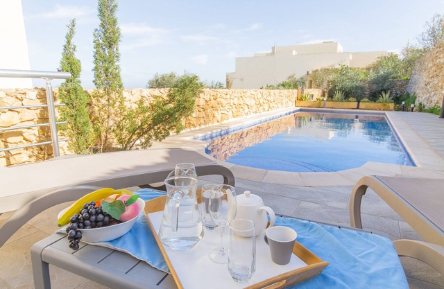 Ta'Siku Gozitan villa + Pool & hot tub, Xagħra Gozo, Malta