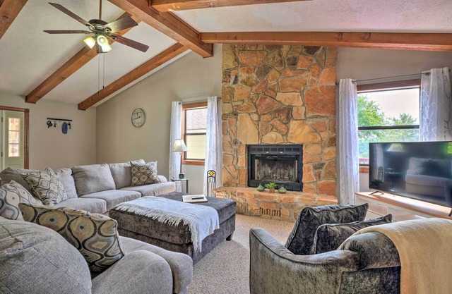 Table Rock Lake Getaway w/Fire Pit, Deck & Grill!