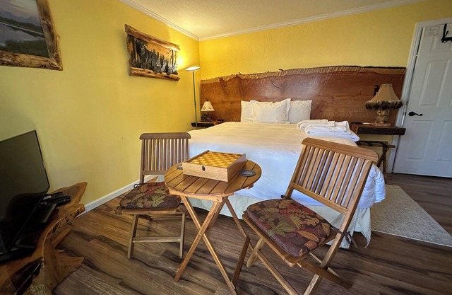 TaHome: Cozy 2BR Suite in Nature, w/Kitchen & Living Area Option