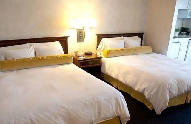 Take a Holiday in California! Spacious Unit with Free Breakfast, Free Parking