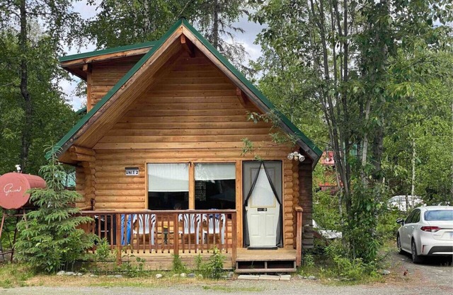 Talkeetna Log Cabin with Hot Tub Unit 2