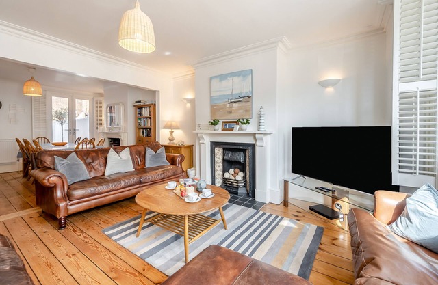 Tall Cottage - Six Bedroom House, Sleeps 10