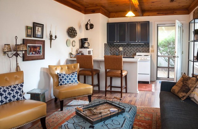 Tanglewood Farm - Fox Den Suite 1 BR/1BA Private Apartment on Horse Farm