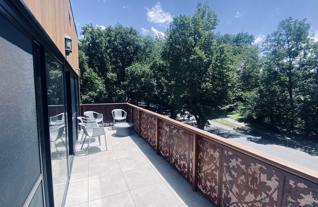 Tarra #2, modern 2-bedroom apartment, walk to Four Pillars & Main Street shops.