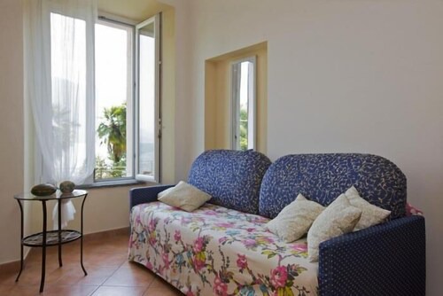 Tastefully furnished 1-room apartment with sea garden and beach