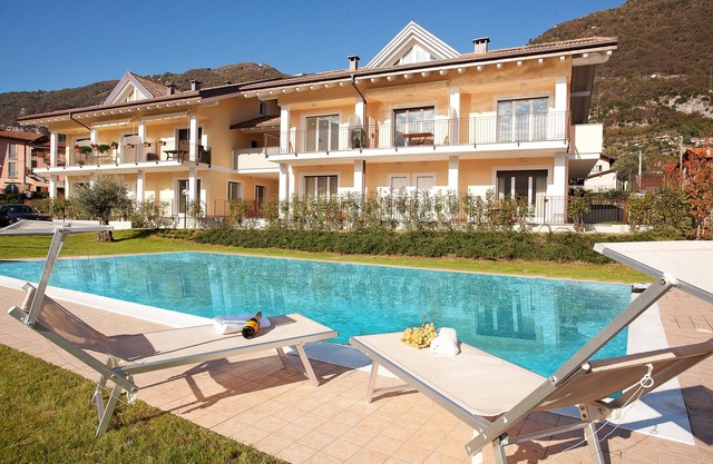 Tatiana-Lake Como Pool Apartment. No Car Required-near to village and transport.