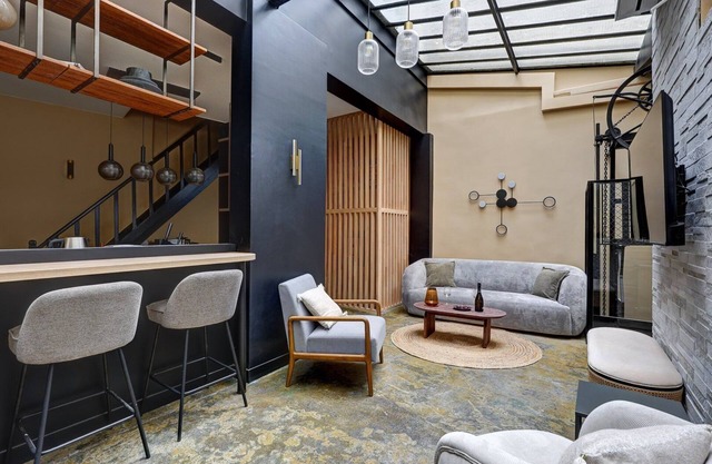TBS 242 - Exceptional triplex loft