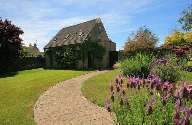 TEMPLE MEWS, family friendly, with a garden in Stow-On-The-Wold