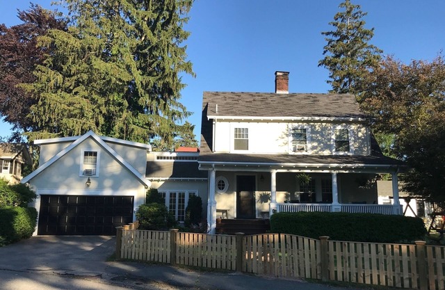 Tennis Courts, Walk to Town, Enjoy the Beach!