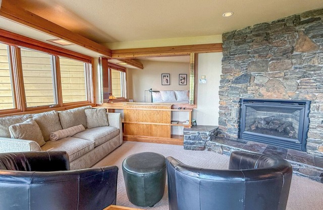 Terrace Point 13B – A Romantic Getaway on an Amazing Lake Superior Overlook