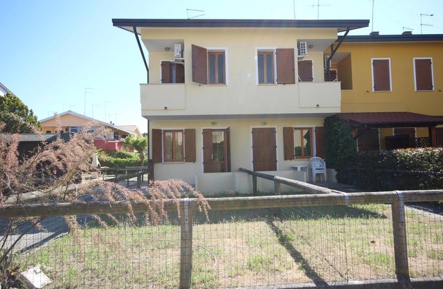 Terraced house with private garden