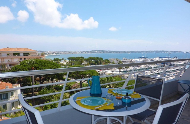 Terrassse on the top floor, view of the bay.