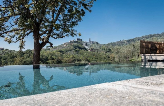 Terre di Cocomo Tuscan farmhouse with panoramic infinity pool