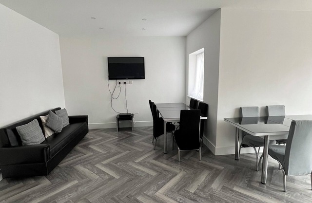Terrific 5bedroom house with WiFi ,2 min walk to RedBridge underground station