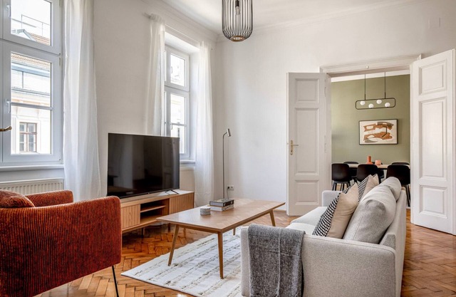 Terrific Landstraße 2BR w/Elevator, nr Tram & Dining, by Blueground