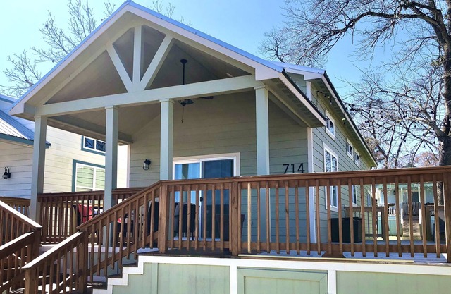 Texas Renaissance Festival! Lake Front Conroe 3 BR Condo with massive porch!