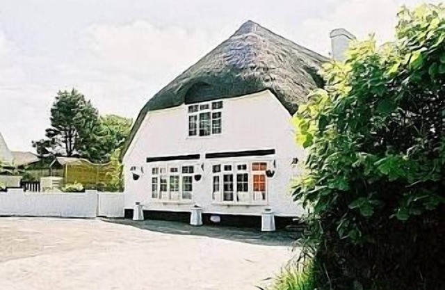 Thatched Cottage With Private Indoor Pool Set In 3/4 Acre Of Grounds