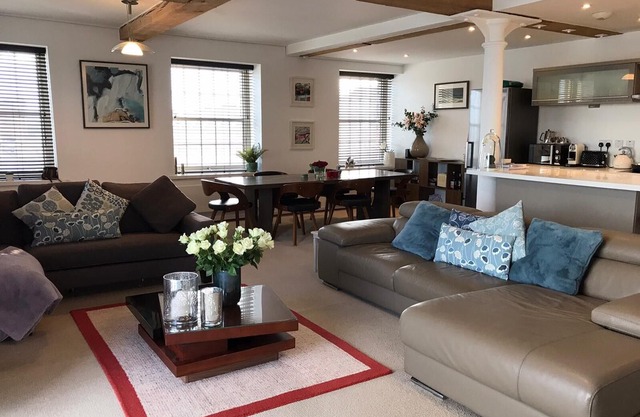 The Admiral's Quarters Grade II Listed Luxury Apartment with Sea/Harbour View