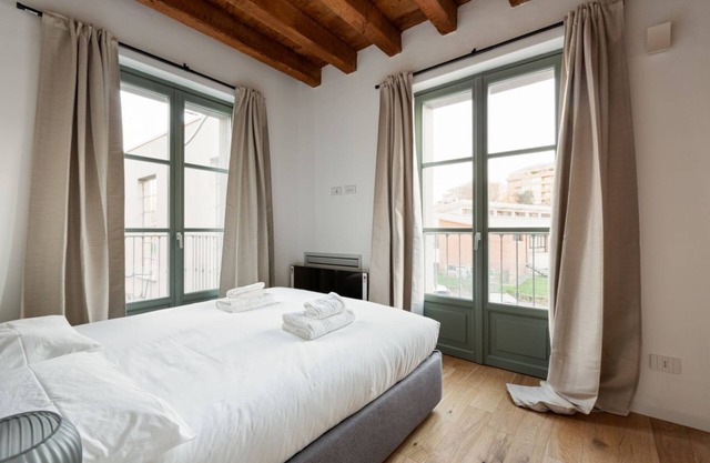 The apartment is located on the first floor of a building overlooking the large communal garden. Located in the Barona area, you can find free street parking nearby! Pay attention to the opening/closing time of the shopping mall car park as it is not acc