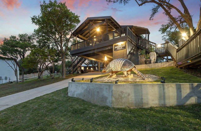 The Armadillo Villa! Hillside Haven with a Panoramic View of the Colorado River