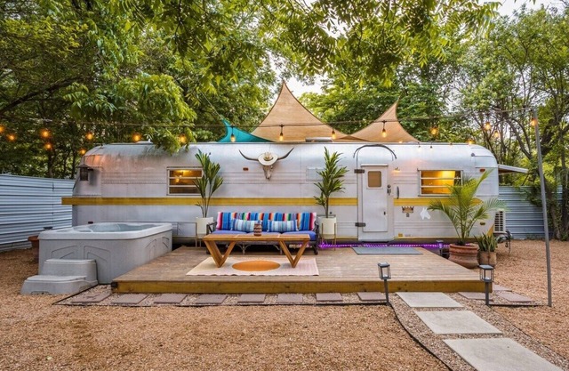 The Austin LoveStream! New Hot Tub, Full Bathroom, Deck & Grill!