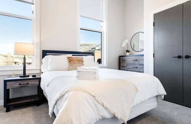 The Avenue Hotel | Downtown Golden | Sleeps 30+