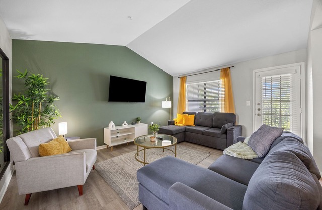 The Avocado: Pool, Gym, Sleeps 12 - Near ACL, Downtown Austin & Barton Springs
