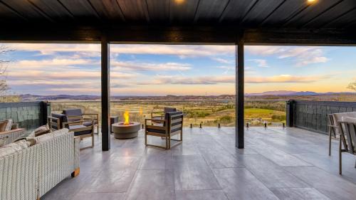 The Back Nine Retreat by AvantStay Private Golf Sim, Firepit & Mountain Views Near Dollywood