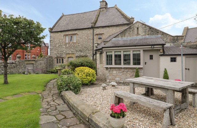 THE BANQUET HOUSE, pet friendly, with open fire in Rhuddlan