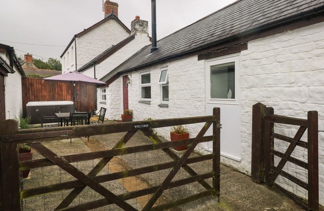 THE BARN AT WAUNLIPPA, pet friendly, with hot tub in Narberth