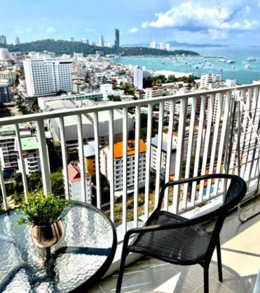 The BASE Central PATTAYA Long Balcony King-Bed with Infinity Pool & Free Netflix
