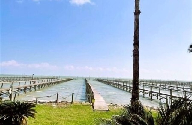 The Bay House. Newly Renovated Studio Apartment, One Bath. Private Fishing Pier.